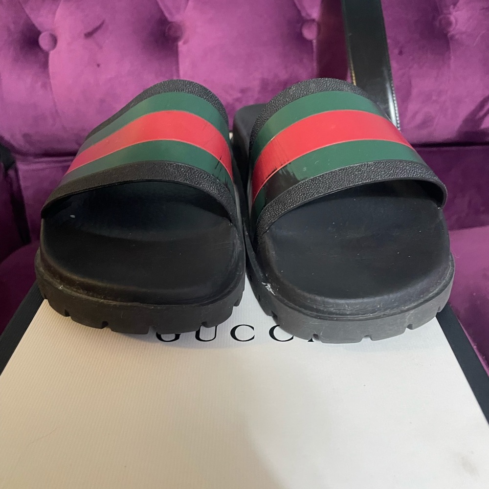 Gucci flip flops size 7 womens